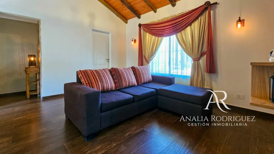 VENTA - CASA DE 4 AMBIENTES SOBRE LOTE DE 573 m² - PILETA, DEPENDENCIA, GRAN PARQUE Y COCHERAS – BELEN DE ESCOBAR