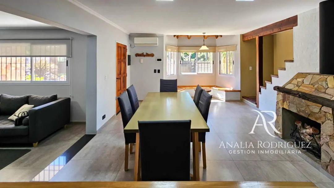 VENTA - CASA DE 4 AMBIENTES SOBRE LOTE DE 573 m² - PILETA, DEPENDENCIA, GRAN PARQUE Y COCHERAS – BELEN DE ESCOBAR