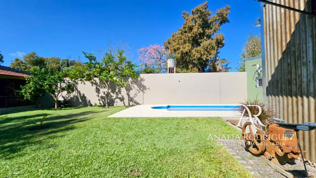 VENTA - CASA DE 4 AMBIENTES SOBRE LOTE DE 573 m² - PILETA, DEPENDENCIA, GRAN PARQUE Y COCHERAS – BELEN DE ESCOBAR