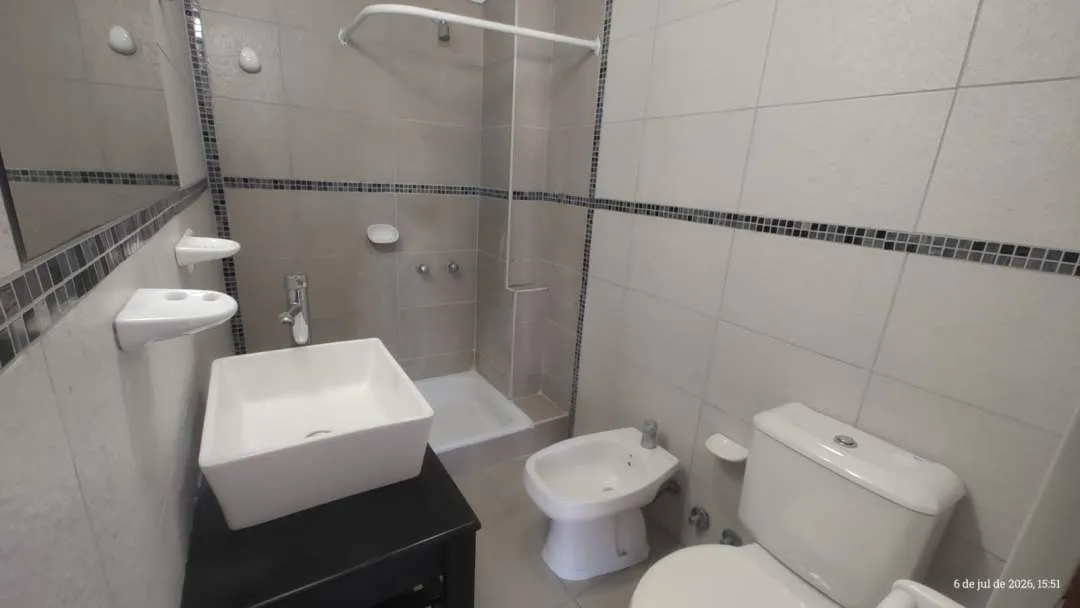 Departamento 2 ambientes con balcón y cochera