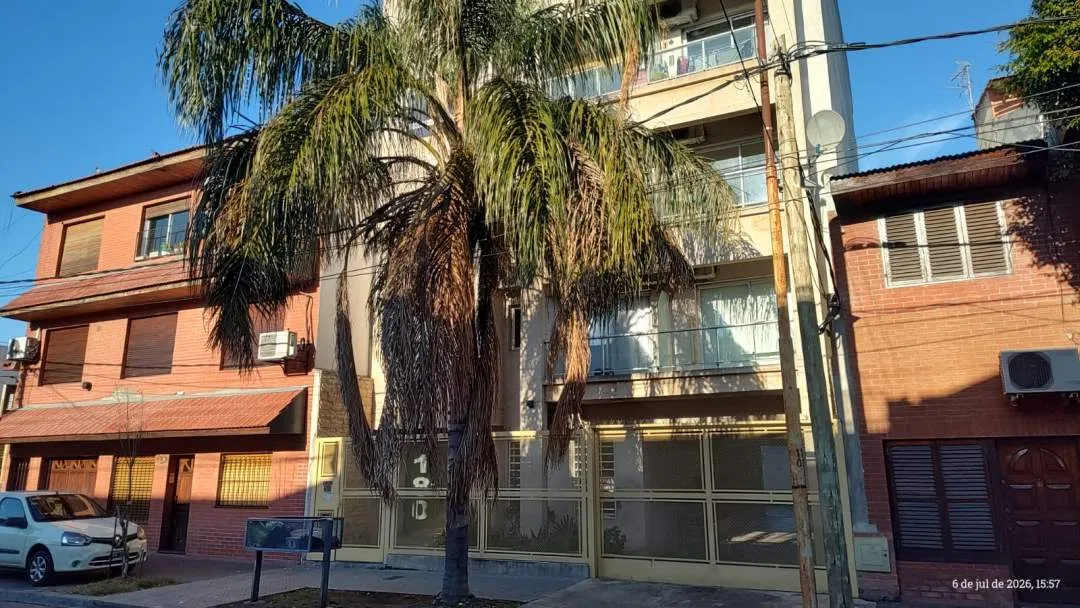 Departamento 2 ambientes con balcón y cochera