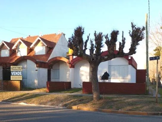 CASA  3 AMBIENTES AL FRENTE