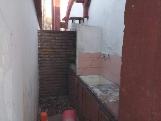 CASA  3 AMBIENTES AL FRENTE