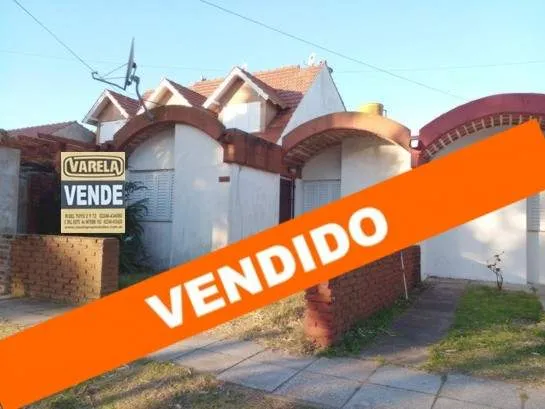 CASA  3 AMBIENTES AL FRENTE