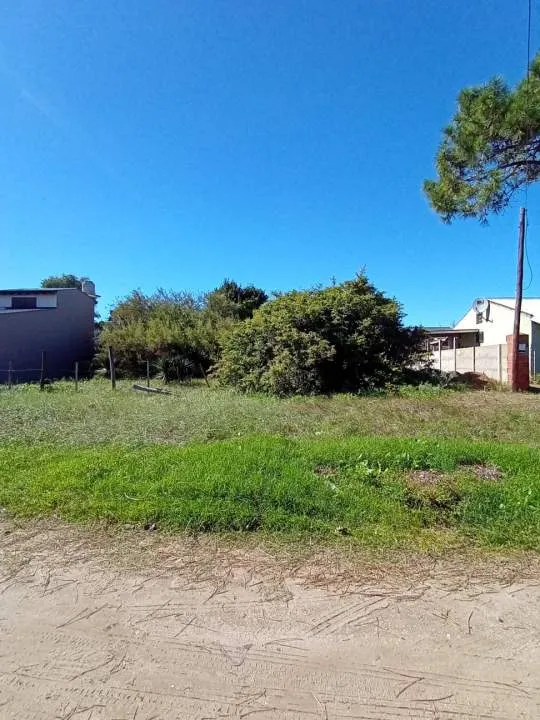 LOTE BALDÍO DE 10 x 40 Mts. SOBRE AVENIDA 7 EN ZONA RESIDENCIAL