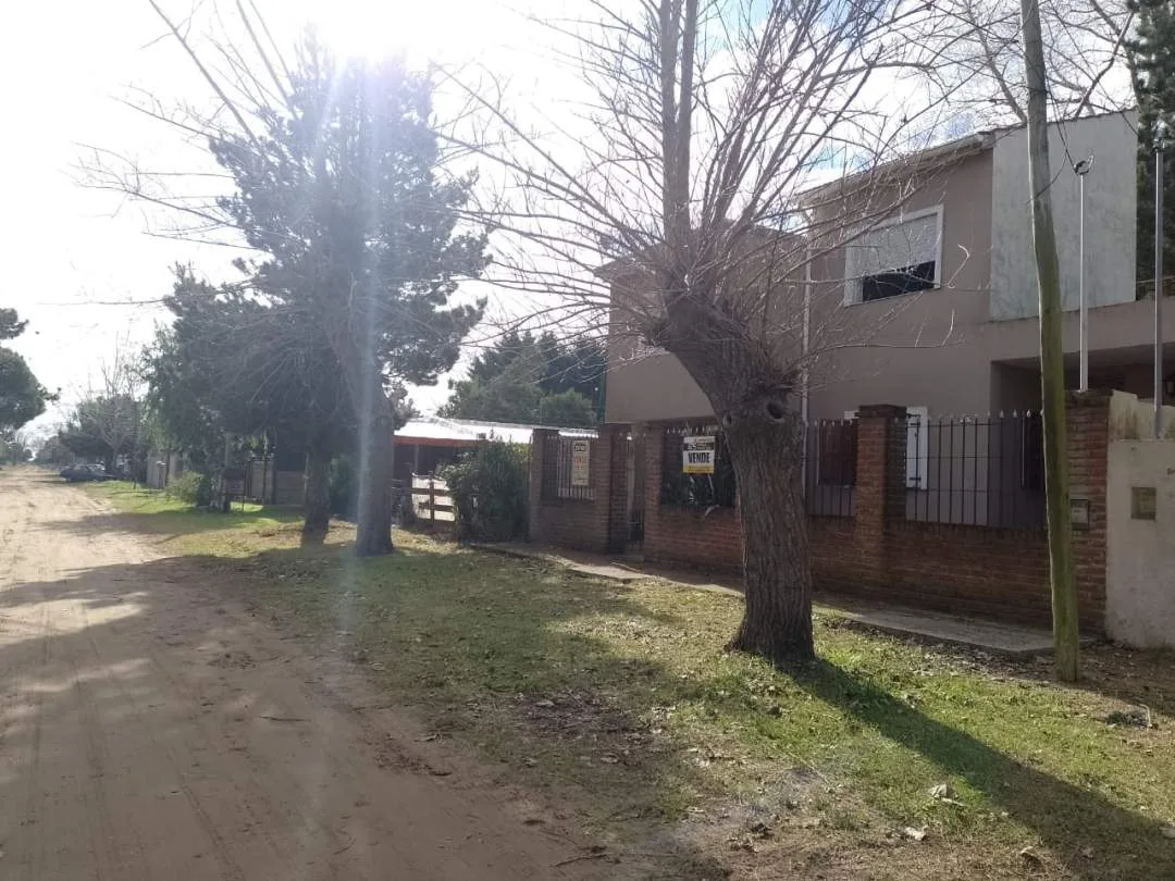 CASA EN BLOCK SOLA EN LOTE EN ZONA RESIDENCIAL DE LAS TONINAS