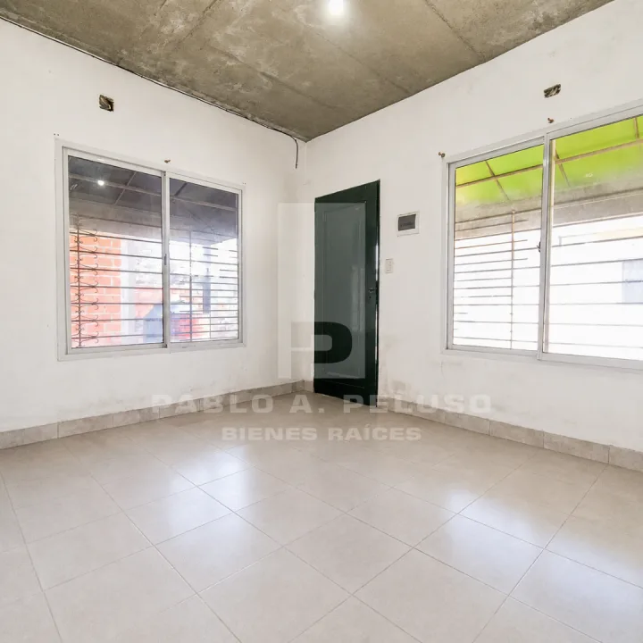 VENTA CASA 4 AMBIENTES Y DEPARTAMENTO 2 AMBIENTES. MERLO. ZONA OESTE. BUENOS AIRES.