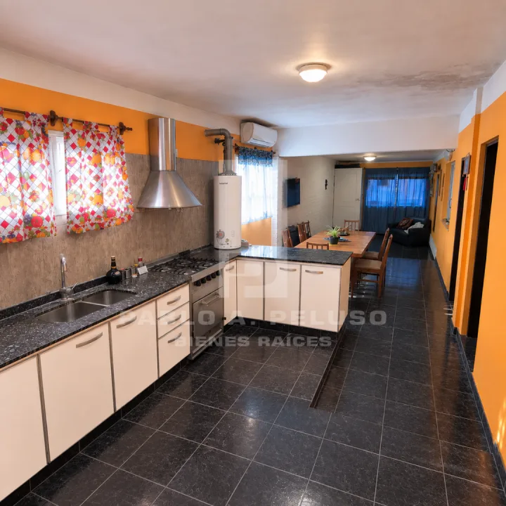 VENTA CASA 4 AMBIENTES Y DEPARTAMENTO 2 AMBIENTES. MERLO. ZONA OESTE. BUENOS AIRES.