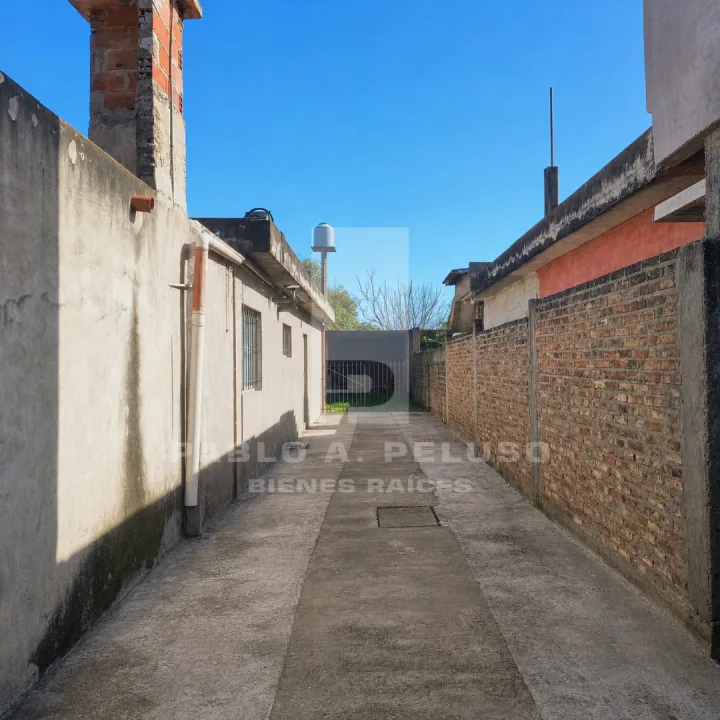 VENTA CASA 4 AMBIENTES Y DEPARTAMENTO 2 AMBIENTES. MERLO. ZONA OESTE. BUENOS AIRES.
