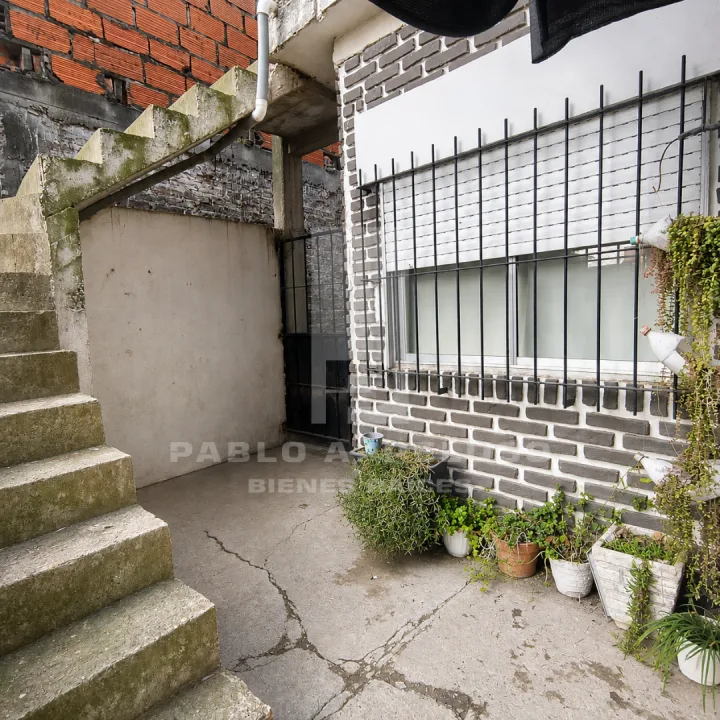VENTA CASA 4 AMBIENTES Y DOS DEPARTAMENTOS. LIBERTAD, MERLO. ZONA OESTE. BUENOS AIRES.