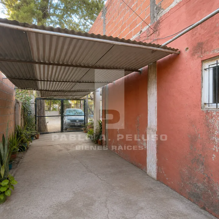 VENTA CASA 4 AMBIENTES Y DOS DEPARTAMENTOS. LIBERTAD, MERLO. ZONA OESTE. BUENOS AIRES.