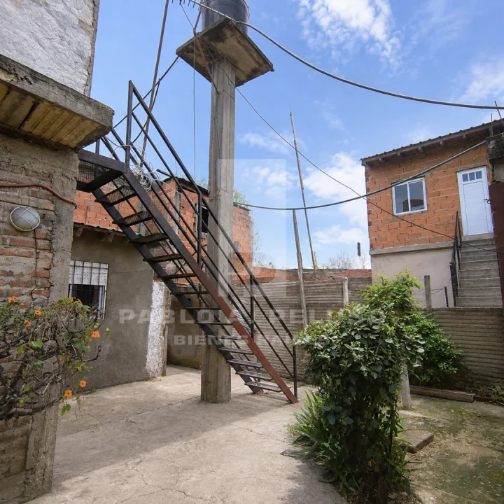 VENTA CASA 4 AMBIENTES Y DOS DEPARTAMENTOS. LIBERTAD, MERLO. ZONA OESTE. BUENOS AIRES.