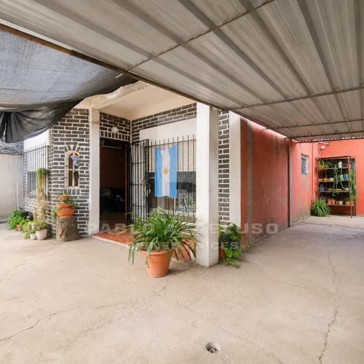 VENTA CASA 4 AMBIENTES Y DOS DEPARTAMENTOS. LIBERTAD, MERLO. ZONA OESTE. BUENOS AIRES.