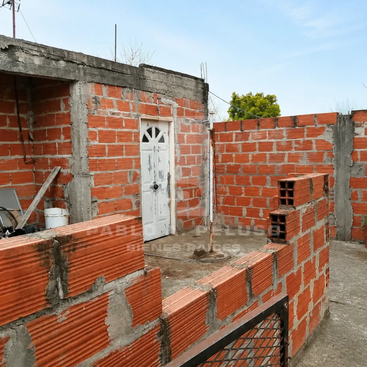VENTA CASA 4 AMBIENTES Y DOS DEPARTAMENTOS. LIBERTAD, MERLO. ZONA OESTE. BUENOS AIRES.