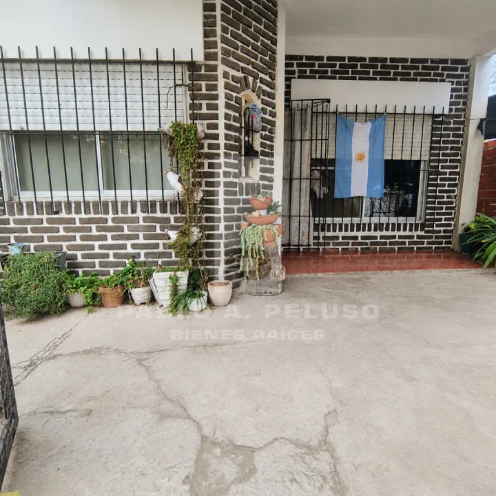 VENTA CASA 4 AMBIENTES Y DOS DEPARTAMENTOS. LIBERTAD, MERLO. ZONA OESTE. BUENOS AIRES.