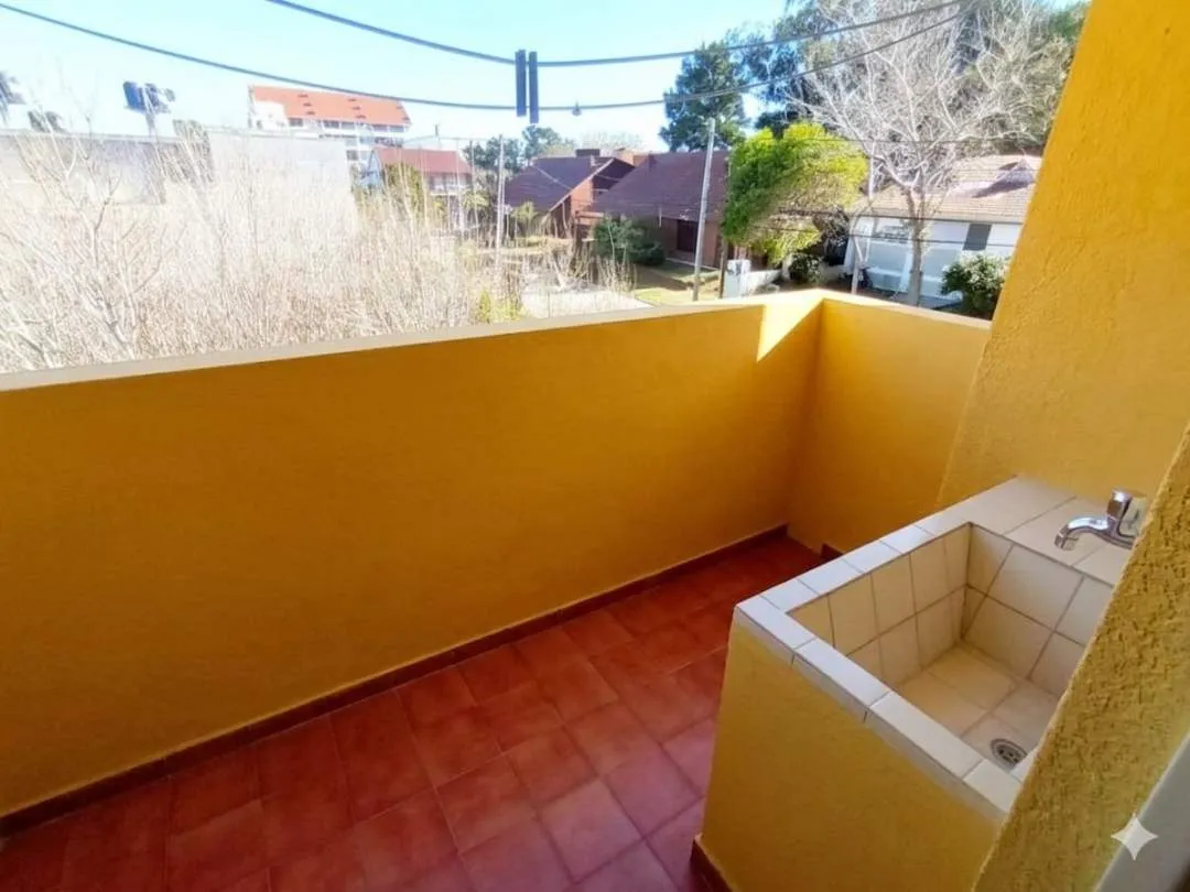 427 - VENDE DPTO. 3 AMBIENTES CENTRICO .-