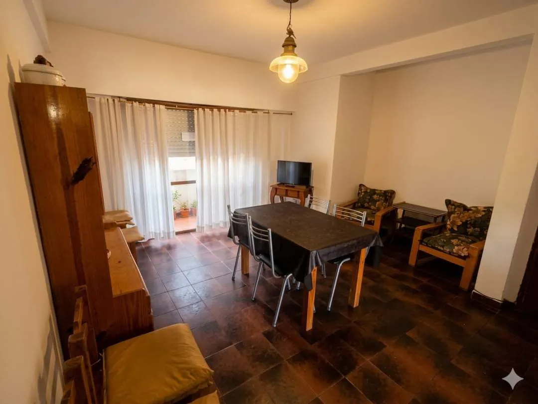 427 - VENDE DPTO. 3 AMBIENTES CENTRICO .-