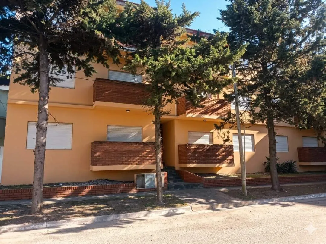 427 - VENDE DPTO. 3 AMBIENTES CENTRICO .-