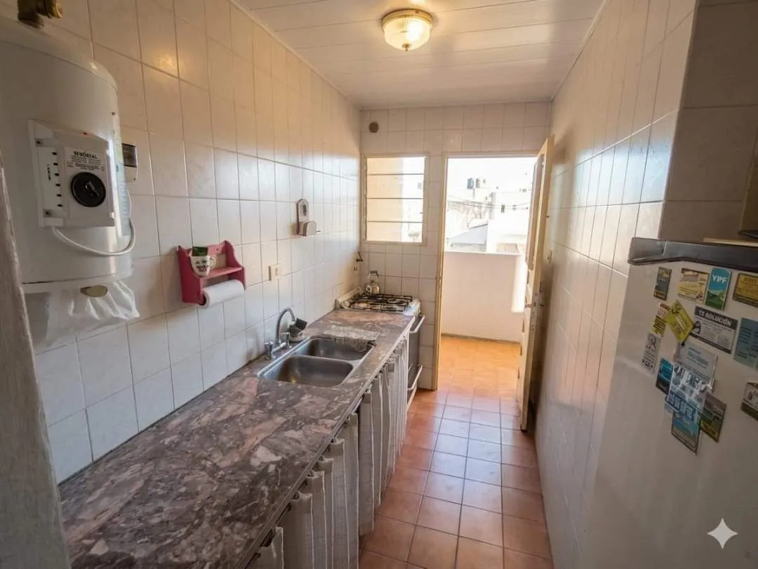 427 - VENDE DPTO. 3 AMBIENTES CENTRICO .-