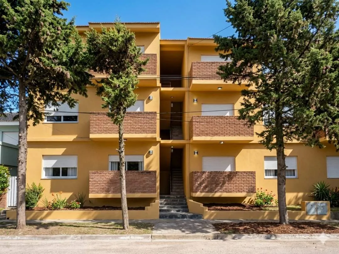 427 - VENDE DPTO. 3 AMBIENTES CENTRICO .-
