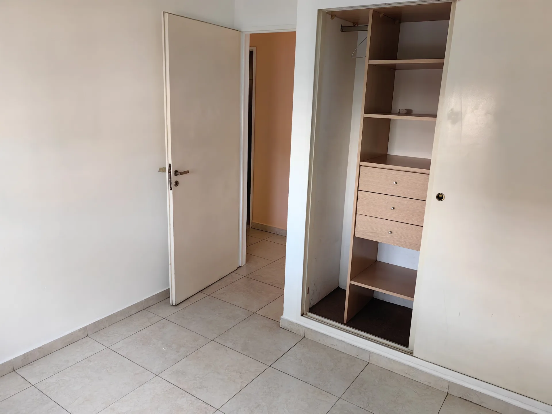 Departamento 3 ambientes al frente, con balcón y cochera