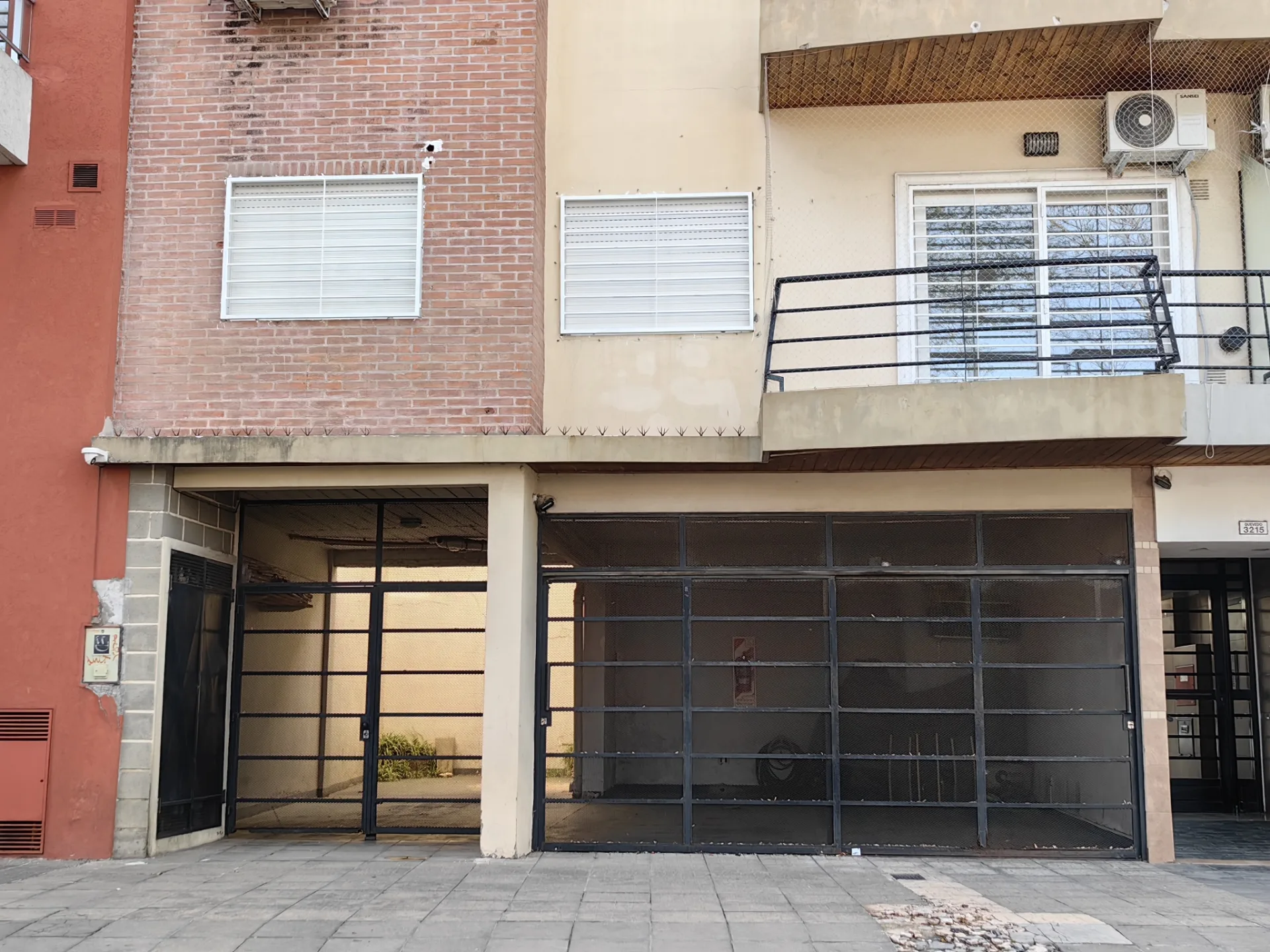 Departamento 3 ambientes al frente, con balcón y cochera