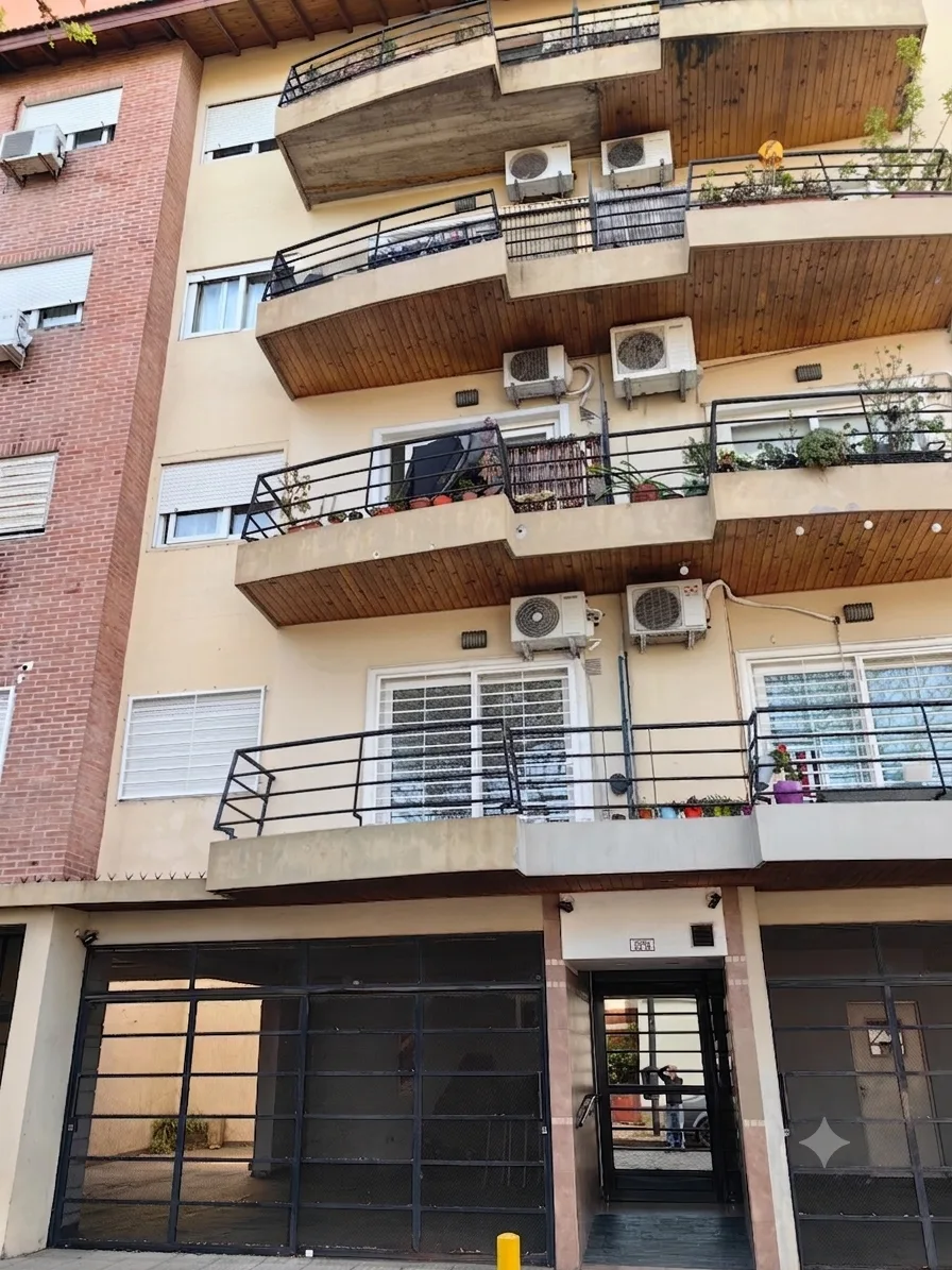Departamento 3 ambientes al frente, con balcón y cochera