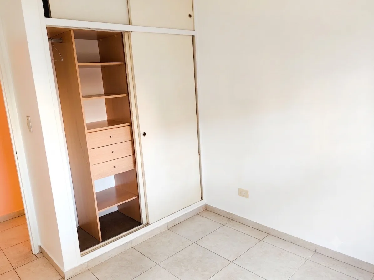 Departamento 3 ambientes al frente, con balcón y cochera