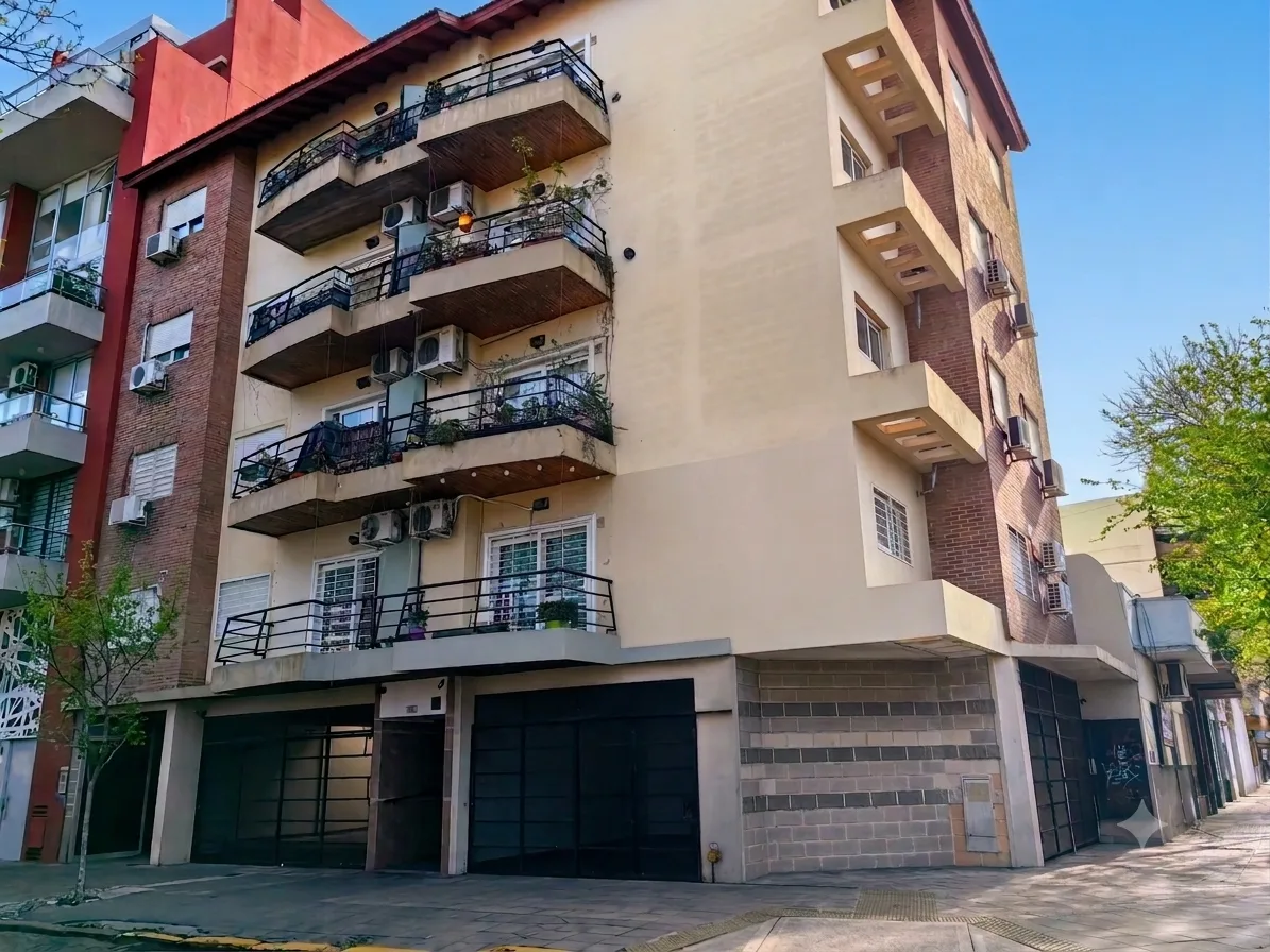 Departamento 3 ambientes al frente, con balcón y cochera