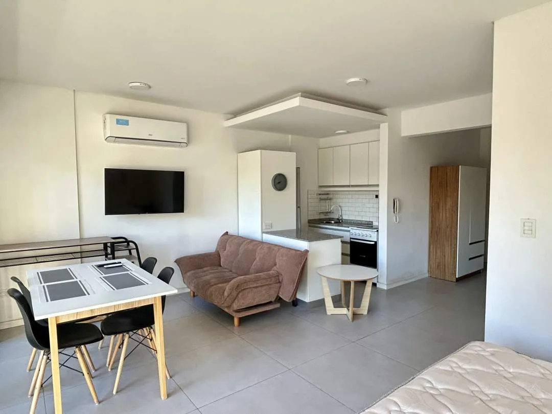 SAN TELMO, Av. San Juan al 200. AMPLIO MONOAMBIENTE CON BALCÓN ATERRAZADO, VISTA ABIERTA Y MUCHA LUZ