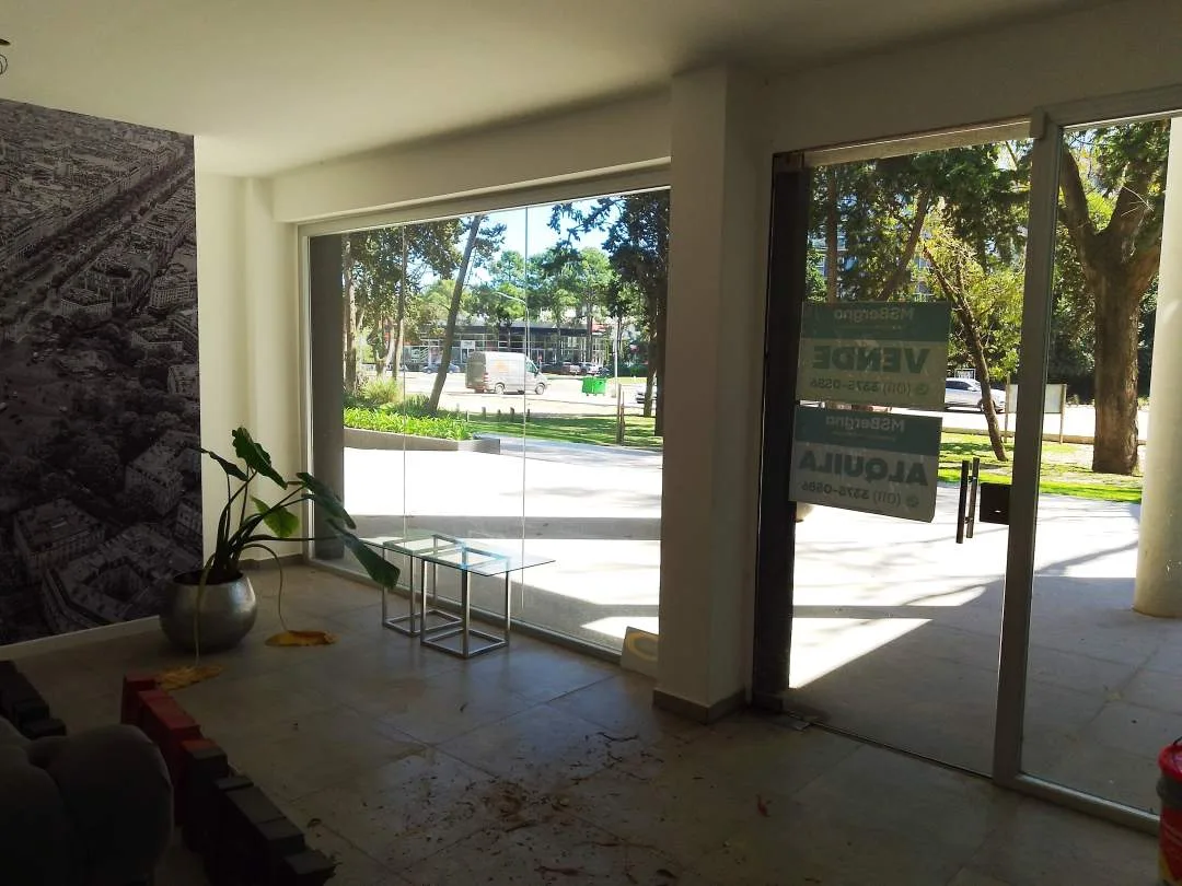 En Pinamar |amplio Local Sobre Av Bunge. 3 Baños.  2 Entrepisos.