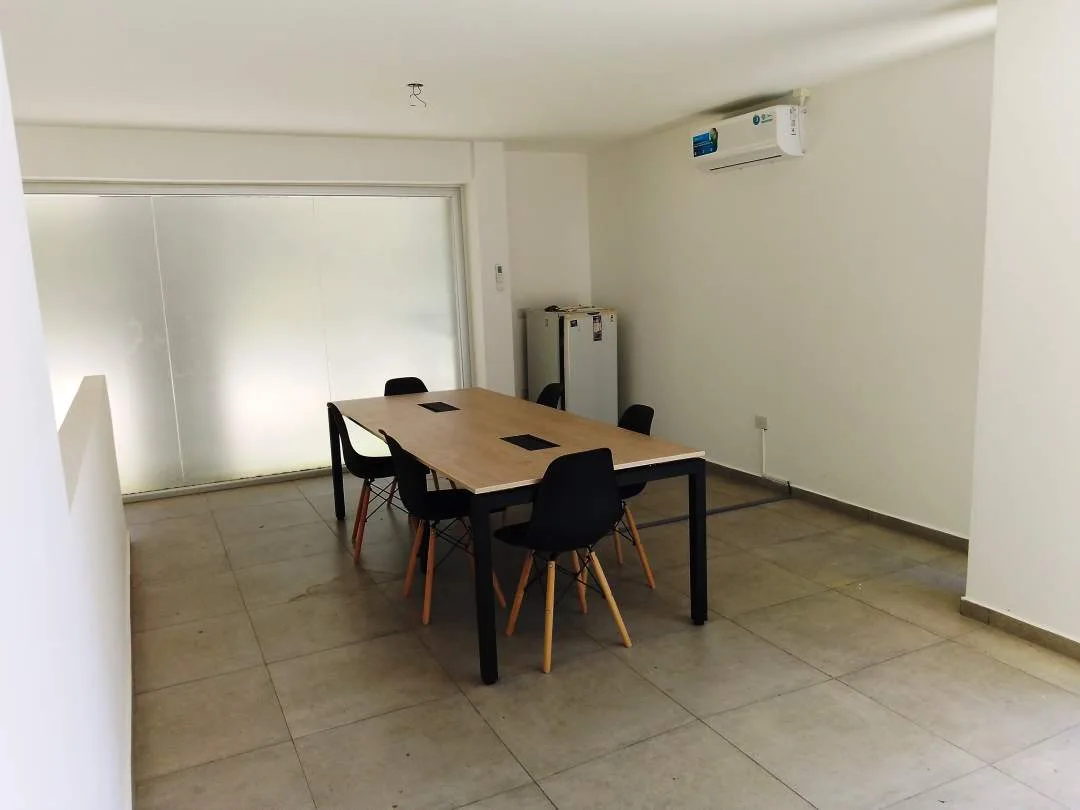 En Pinamar |amplio Local Sobre Av Bunge. 3 Baños.  2 Entrepisos.
