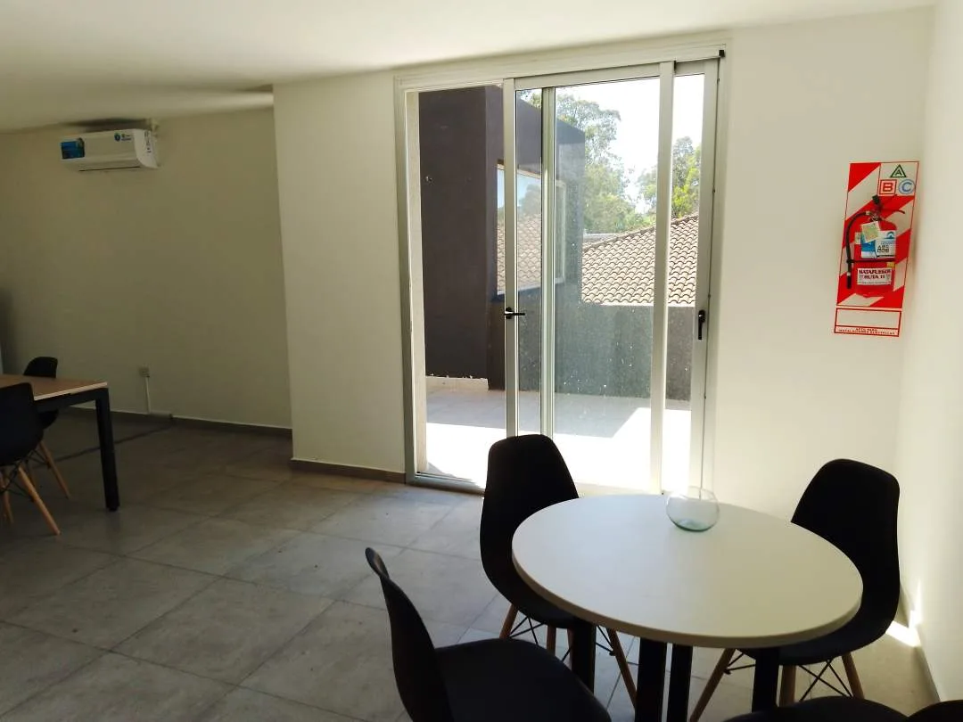 En Pinamar |amplio Local Sobre Av Bunge. 3 Baños.  2 Entrepisos.