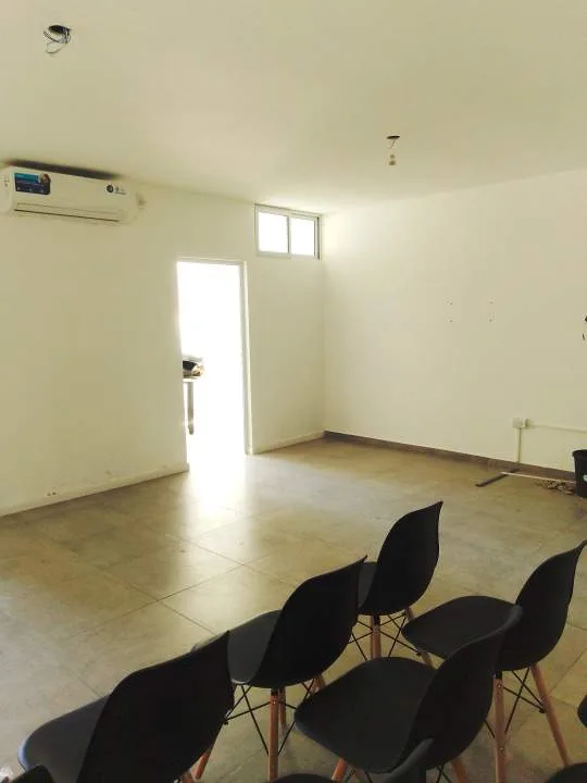 En Pinamar |amplio Local Sobre Av Bunge. 3 Baños.  2 Entrepisos.