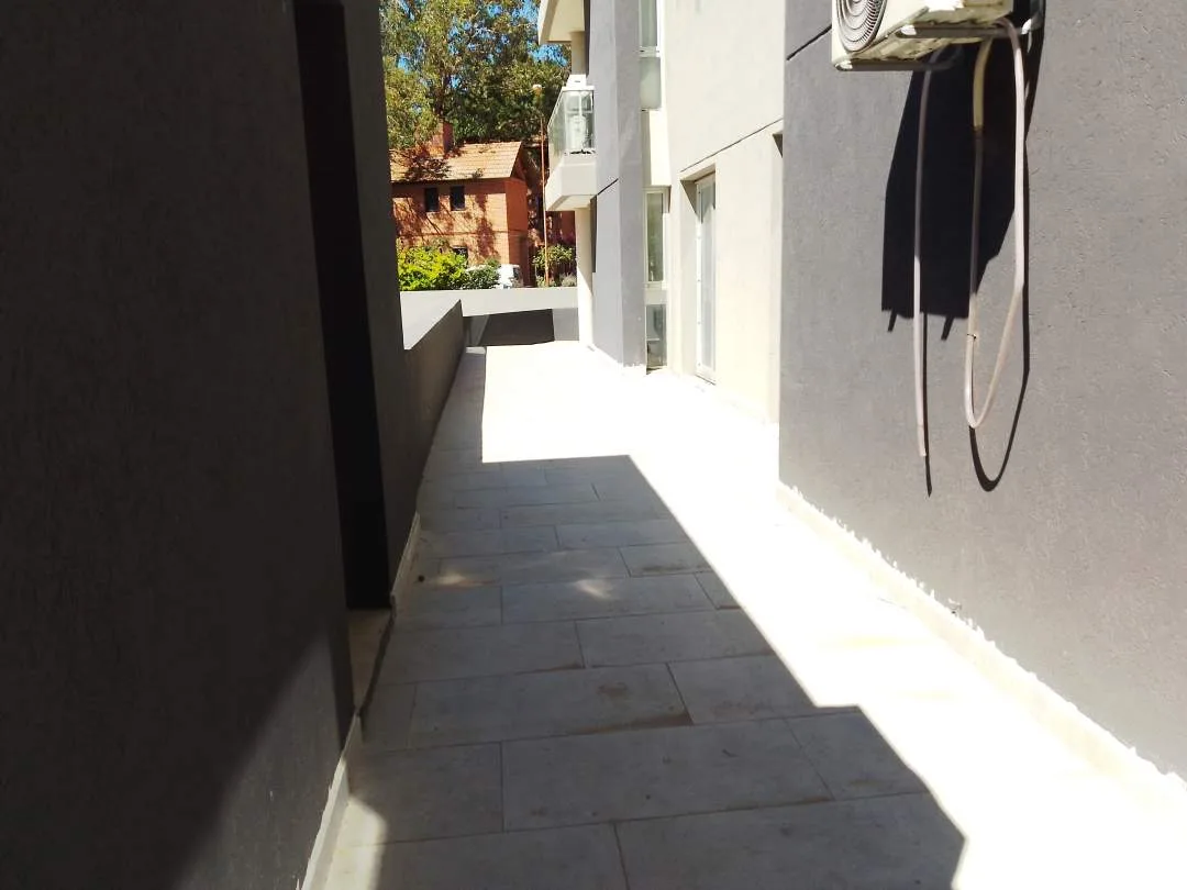 En Pinamar |amplio Local Sobre Av Bunge. 3 Baños.  2 Entrepisos.