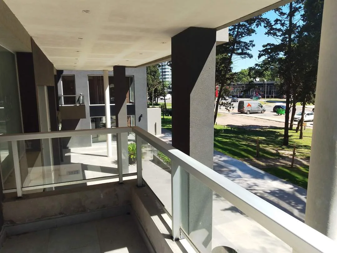 En Pinamar |amplio Local Sobre Av Bunge. 3 Baños.  2 Entrepisos.