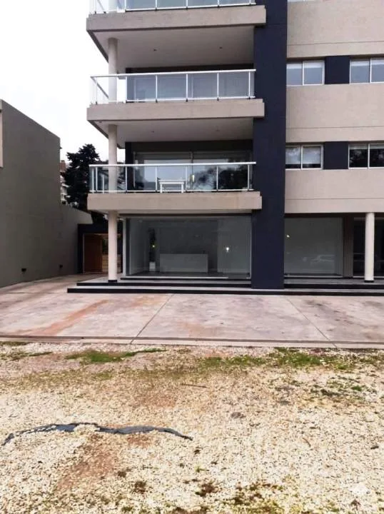 En Pinamar Local en Alquiler. Apto Profesional. Zona Centro.