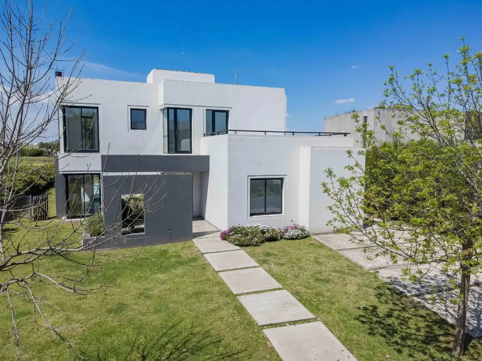 Casa Al Golf en venta- 226 m2 -En Canton Golf- excelente construccion