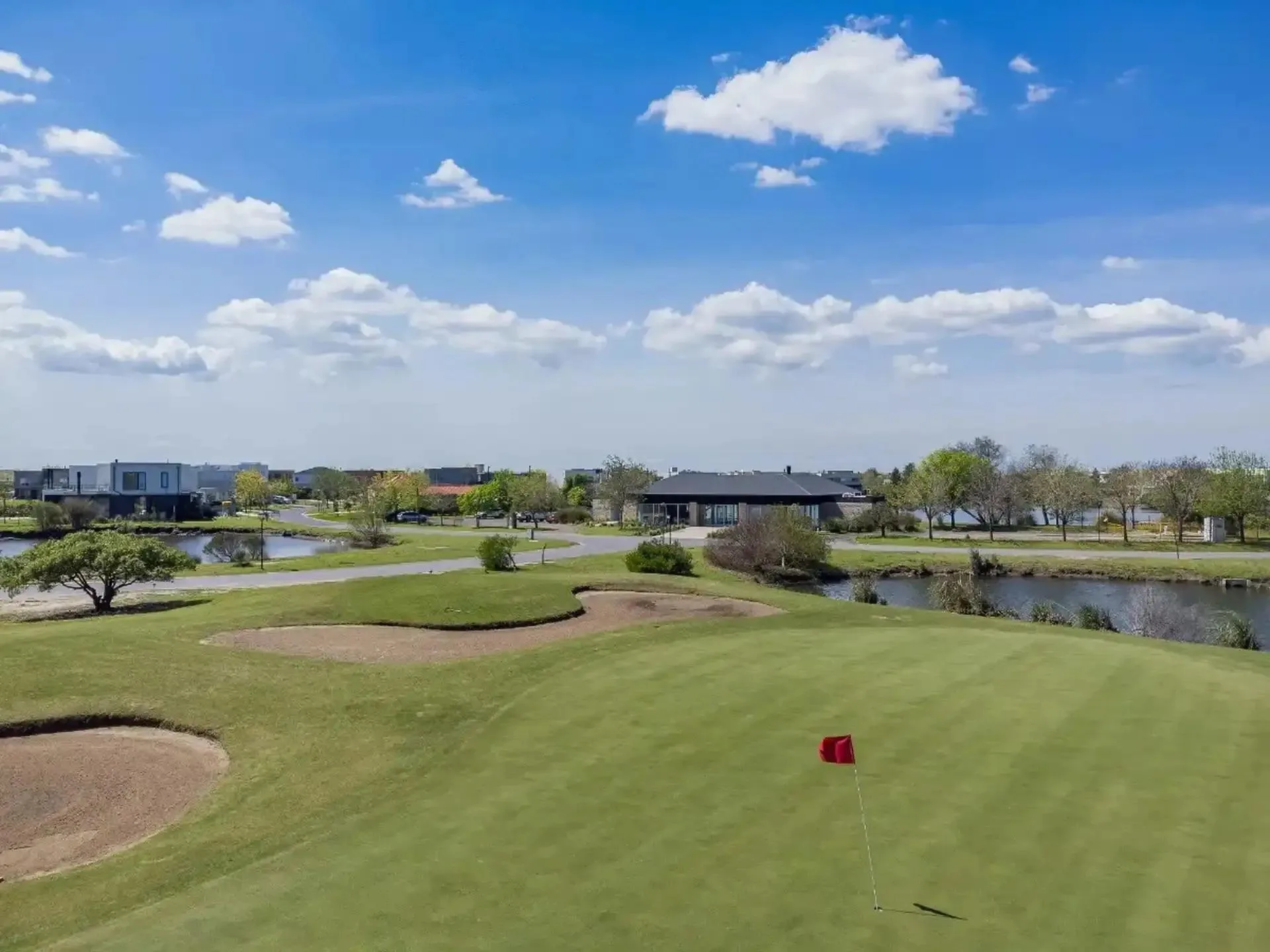 Casa Al Golf en venta- 226 m2 -En Canton Golf- excelente construccion
