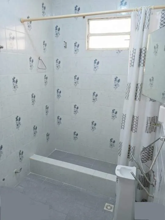 440- VENDE CHALET 4 AMBIENTES .-