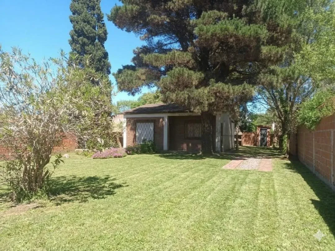 440- VENDE CHALET 4 AMBIENTES .-