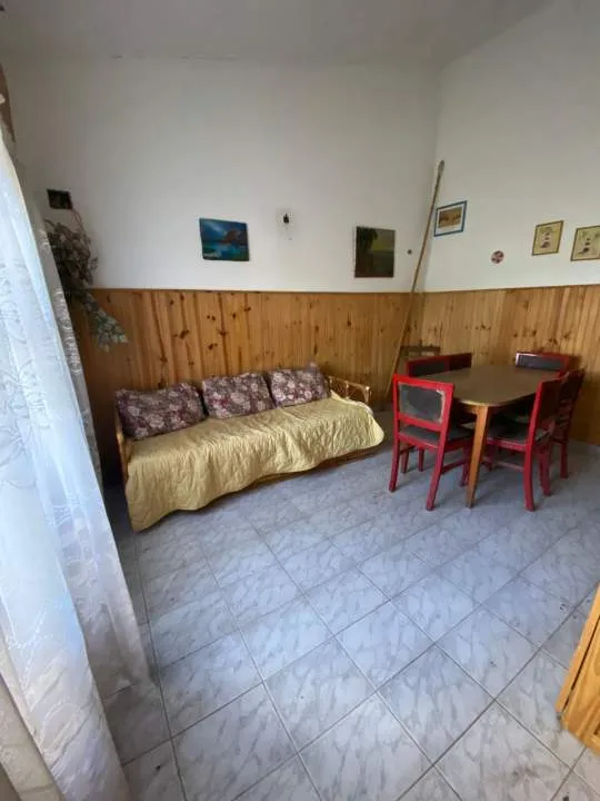 440- VENDE CHALET 4 AMBIENTES .-