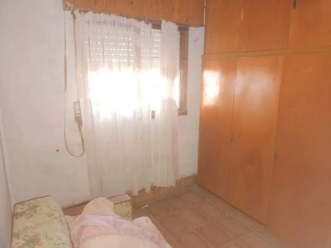 440- VENDE CHALET 4 AMBIENTES .-