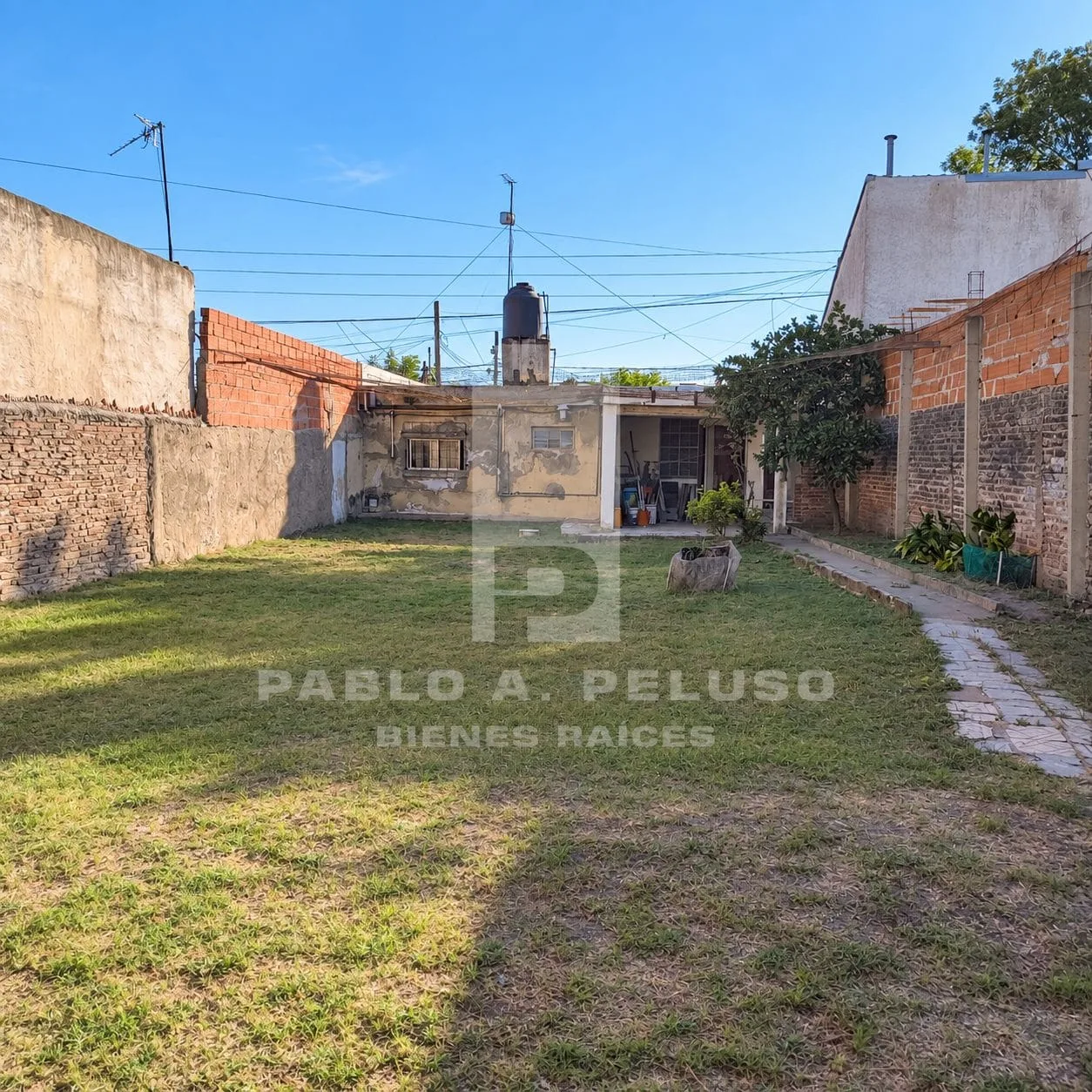 VENTA DE CASA DOS AMBIENTES CON AMPLIO LOTE EN  MERLO. ZONA OESTE. BUENOS AIRES
