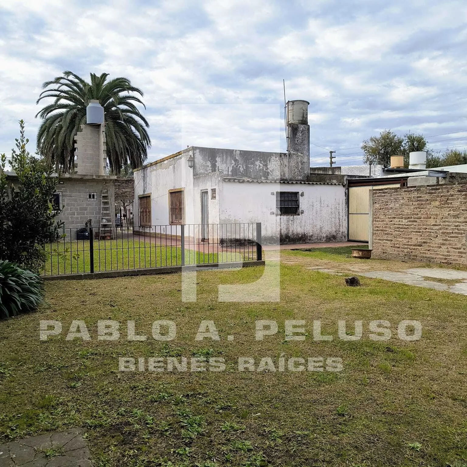 VENTA CASA 4 AMBIENTES Y MONOAMBIENTE EN MERLO. ZONA OESTE. BUENOS AIRES.