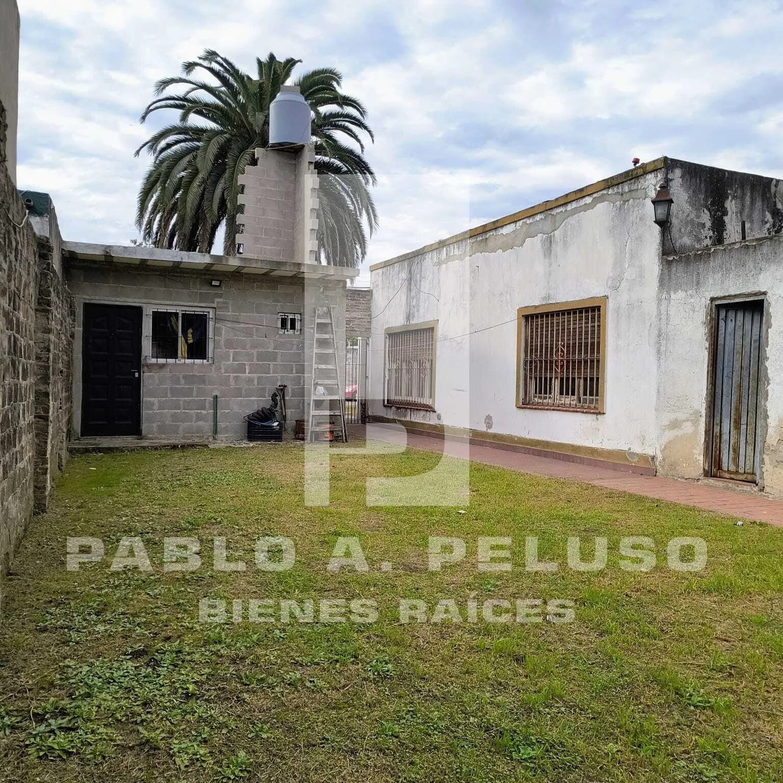 VENTA CASA 4 AMBIENTES Y MONOAMBIENTE EN MERLO. ZONA OESTE. BUENOS AIRES.