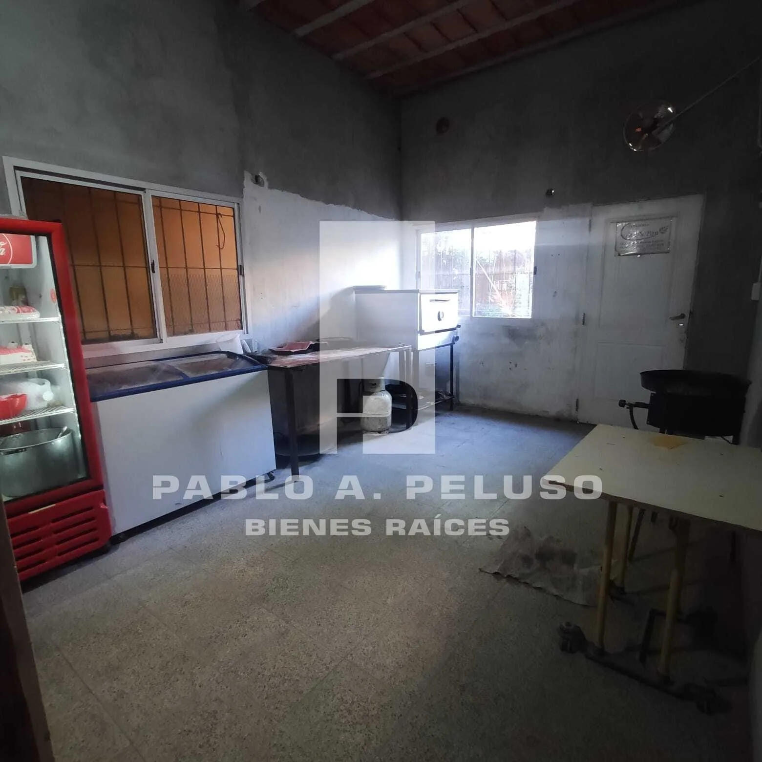 VENTA AMPLIO LOCAL USO INDUSTRIAL Y DOS DEPARTAMENTOS. MERLO. ZONA OESTE. BUENOS AIRES