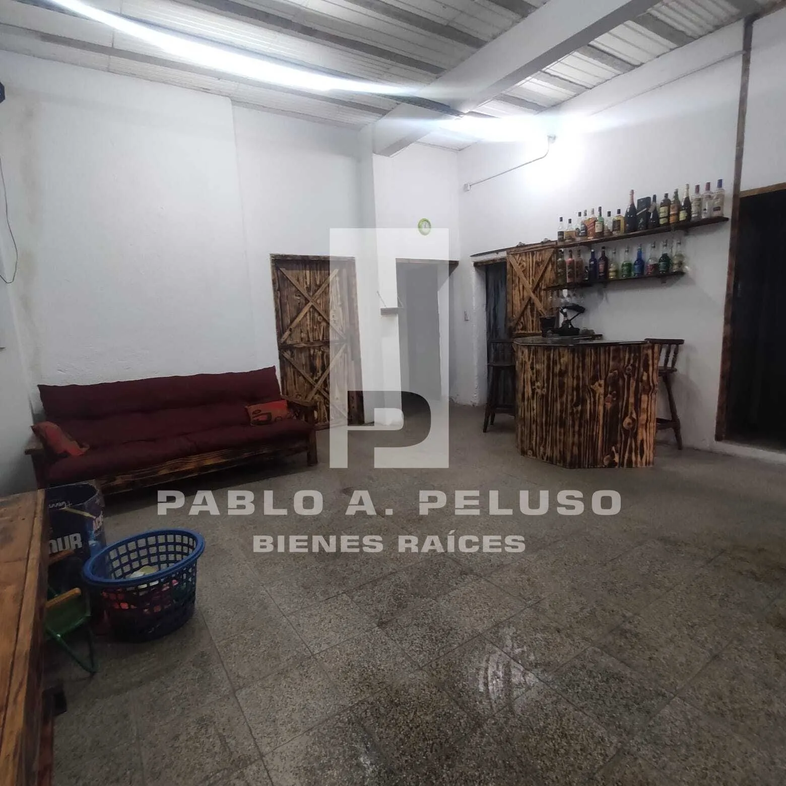 VENTA AMPLIO LOCAL USO INDUSTRIAL Y DOS DEPARTAMENTOS. MERLO. ZONA OESTE. BUENOS AIRES