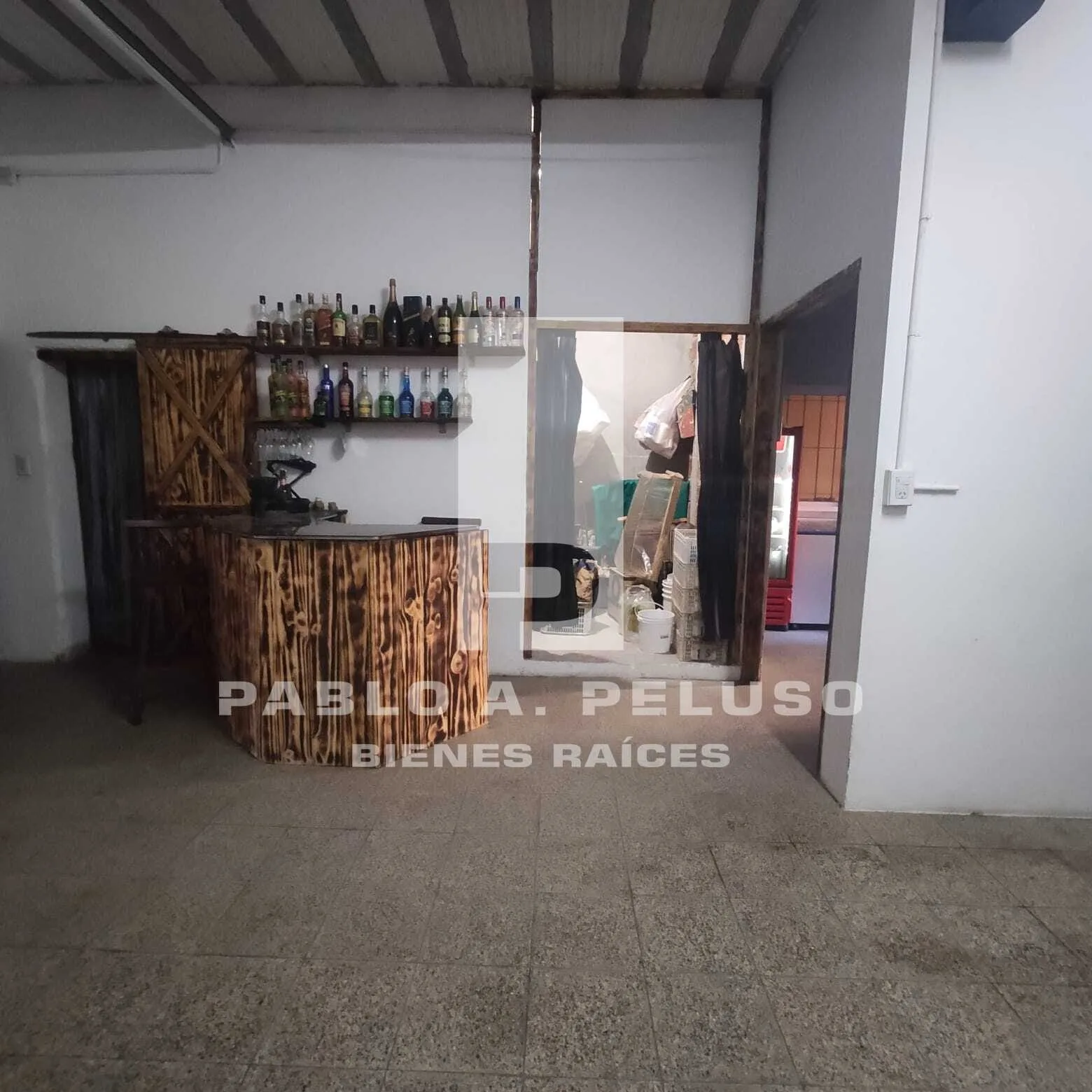 VENTA AMPLIO LOCAL USO INDUSTRIAL Y DOS DEPARTAMENTOS. MERLO. ZONA OESTE. BUENOS AIRES