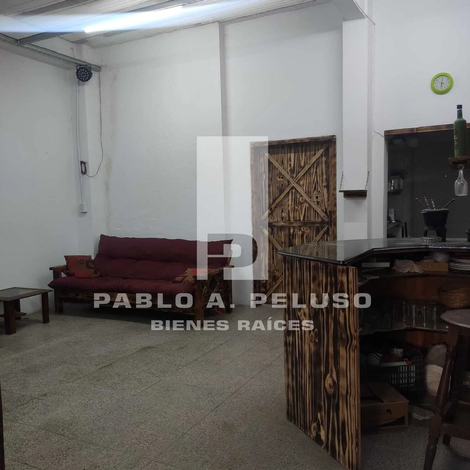 VENTA AMPLIO LOCAL USO INDUSTRIAL Y DOS DEPARTAMENTOS. MERLO. ZONA OESTE. BUENOS AIRES